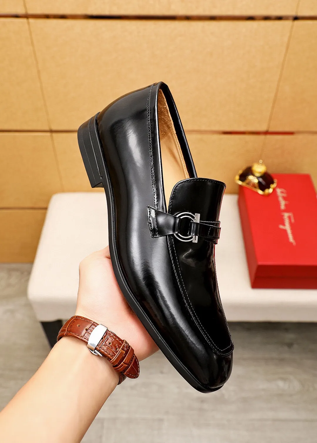 Men's shoes 💰480 💐 Product trademark: Ferragamo "Ferragamo" casual leather shoes Regular size: 38-44 (45🉑️customized) Product materials: Selected imported first-layer open-edge beaded cowhide upper + luxury hardware buckle, imported water-dyed cowhide leather lining. Strong three-dimensional visual effect, original rubber outsole Color: 3⃣️seed leather materials available